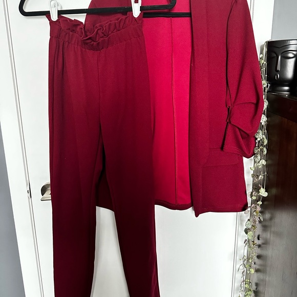 Two piece suite - Picture 2 of 2